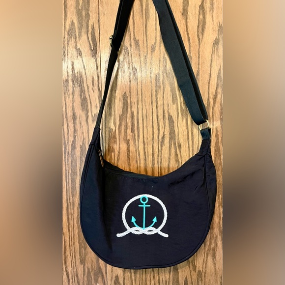 Thirty One (31) Sport Crossbody in Black with Anchor Nautical personalization - Picture 3 of 3